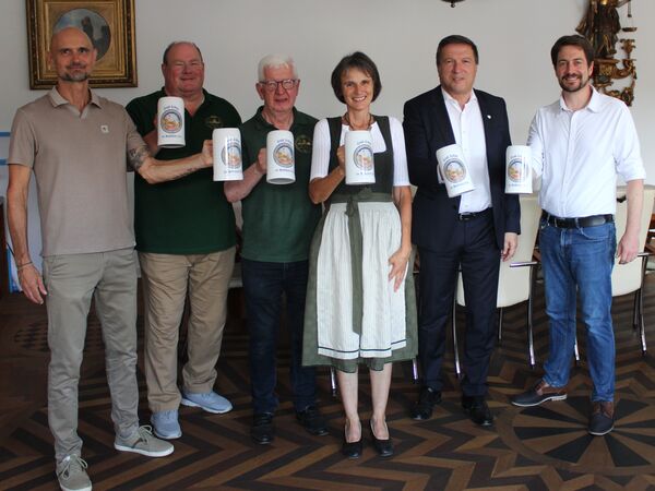 Organisator Marcus Bank, Schützenmeister Andreas Mayr, stv. Schützenmeister Alois Gabauer, Künstlerin Renate Kaiser, Oberbürgermeister Max Gotz und Gestalter Thorsten Neidlein (von links)