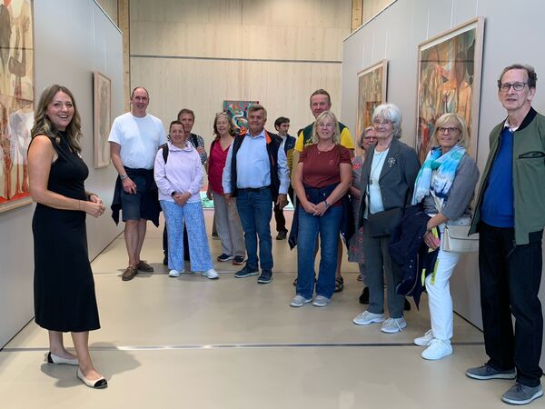 Simone Lachmann (links) führt durch die Ausstellung „Olaf Hajek – The Fortune Teller“.