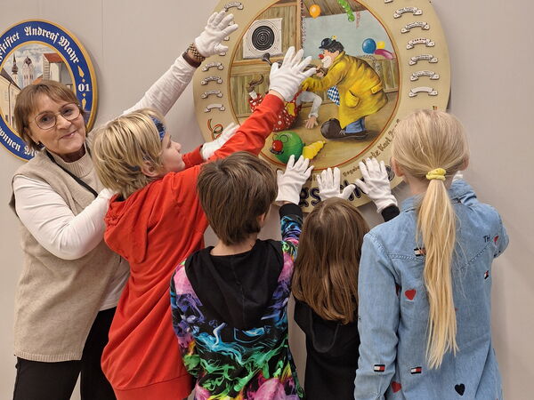 Museumsleiterin Heike Kronseder erläutert den Teilnehmern der Kinder-Uni den Museumsbetrieb.