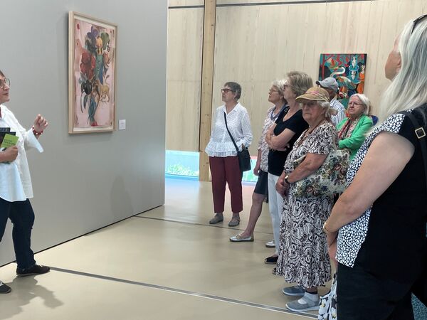 Heike Kronseder (links) erklärt den Mitgliedern des Aktivtreffs die Kunstwerke Olaf Hajeks in der aktuellen Ausstellung.