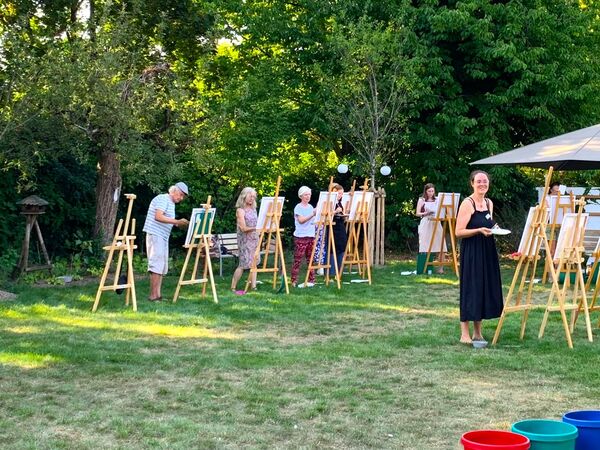 Umgeben von den Bäumen des Künstlergartens schufen die Teilnehmer an ihren Staffeleien individuelle „Wondertrees“.