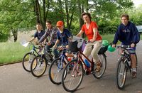 Familie uaf Räder bei einer Radtour in Erding