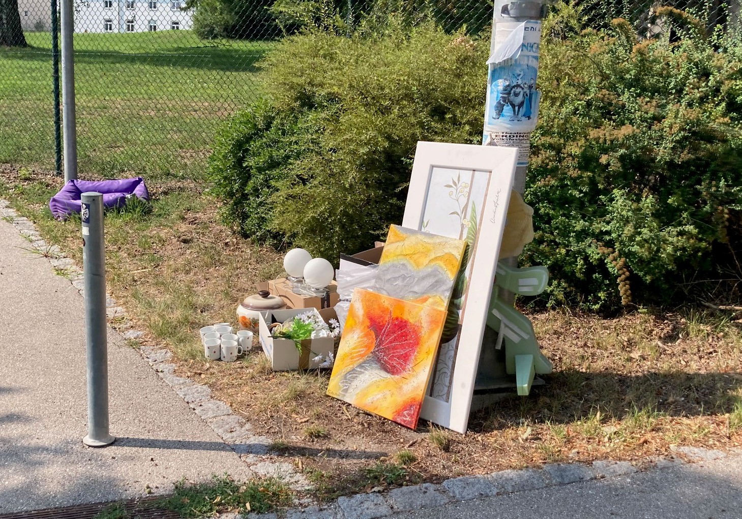Wild abgestellte Gegenstände auf einer öffentlichen Grünfläche
