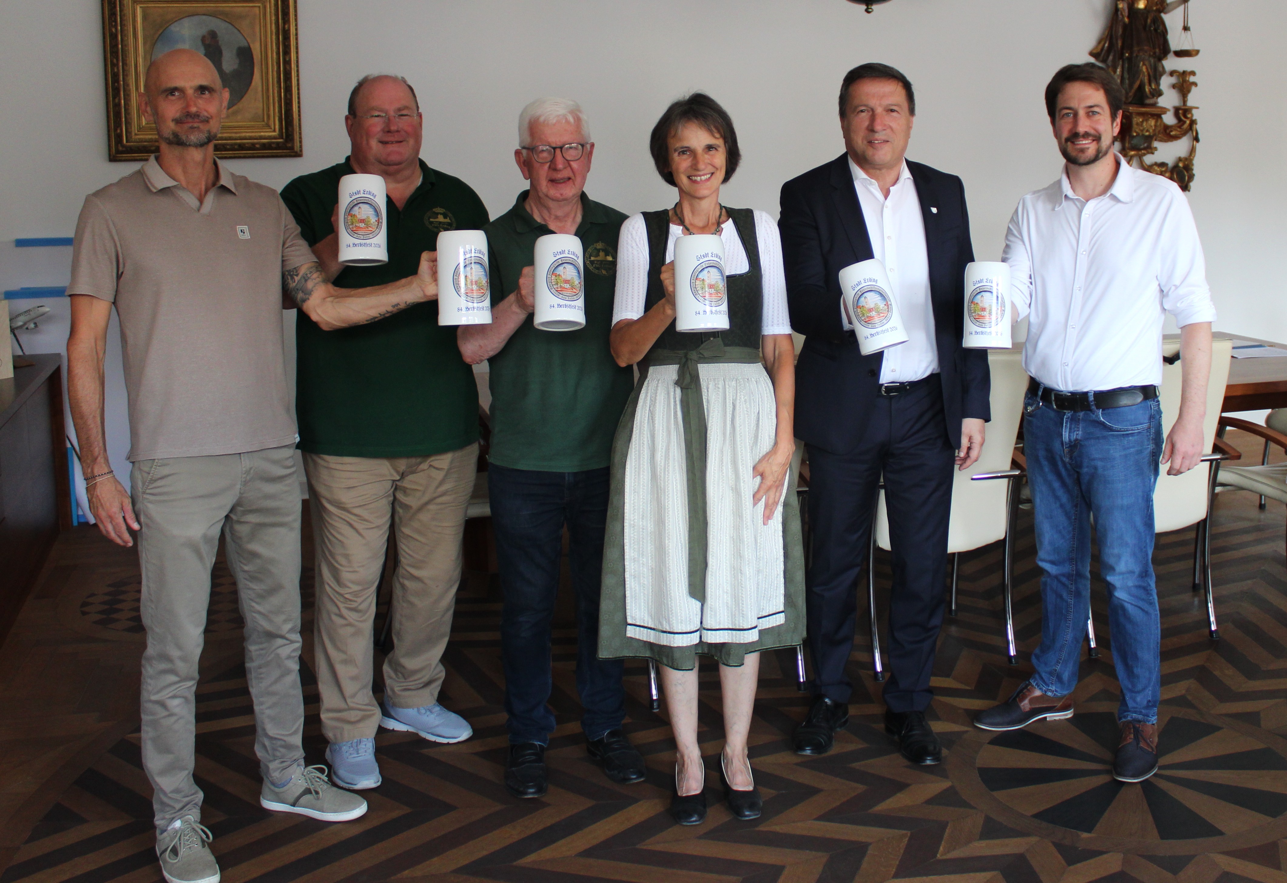Organisator Marcus Bank, Schützenmeister Andreas Mayr, stv. Schützenmeister Alois Gabauer, Künstlerin Renate Kaiser, Oberbürgermeister Max Gotz und Gestalter Thorsten Neidlein (von links)