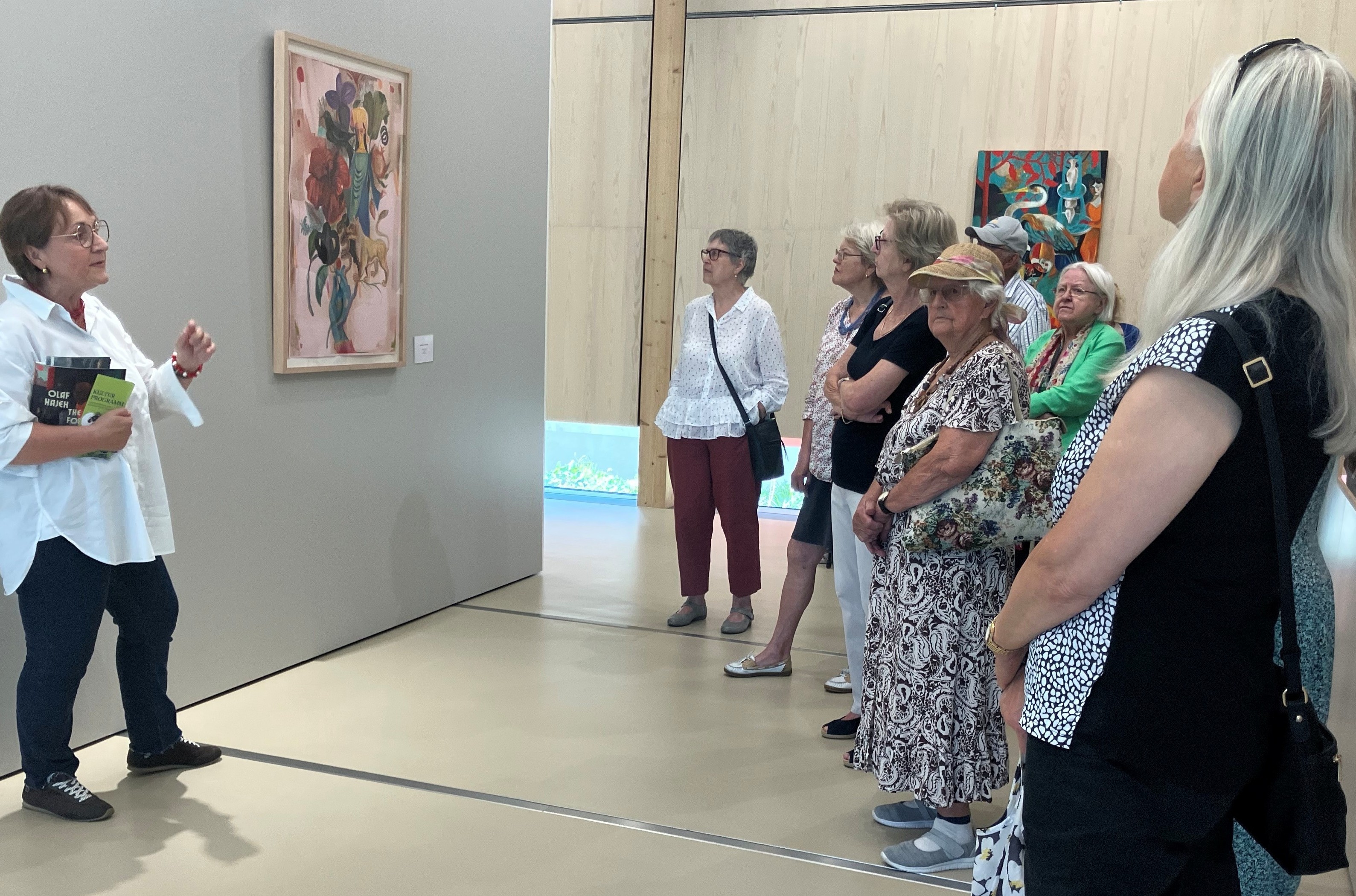 Heike Kronseder (links) erklärt den Mitgliedern des Aktivtreffs die Kunstwerke Olaf Hajeks in der aktuellen Ausstellung.