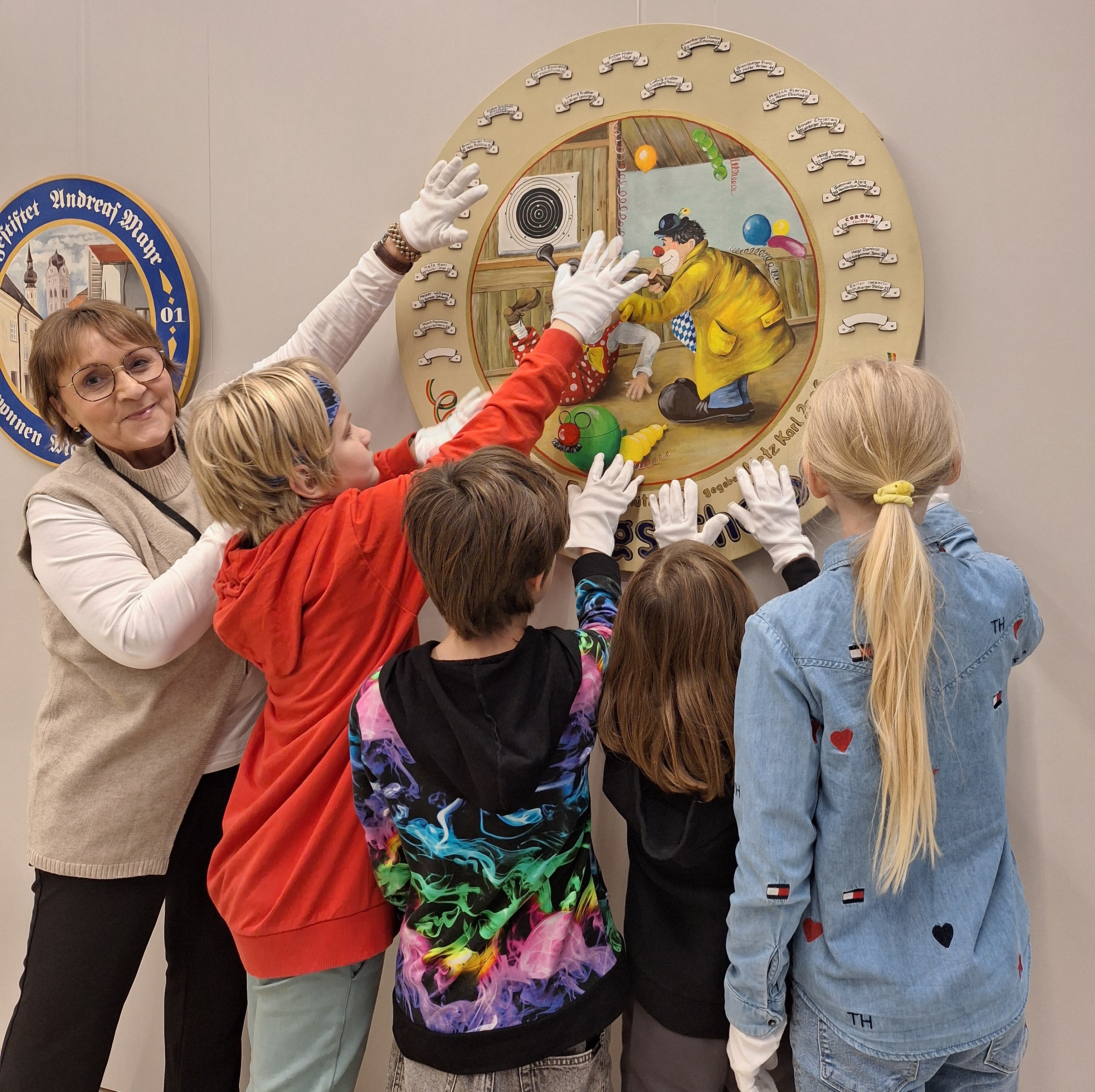 Museumsleiterin Heike Kronseder erläutert den Teilnehmern der Kinder-Uni den Museumsbetrieb.