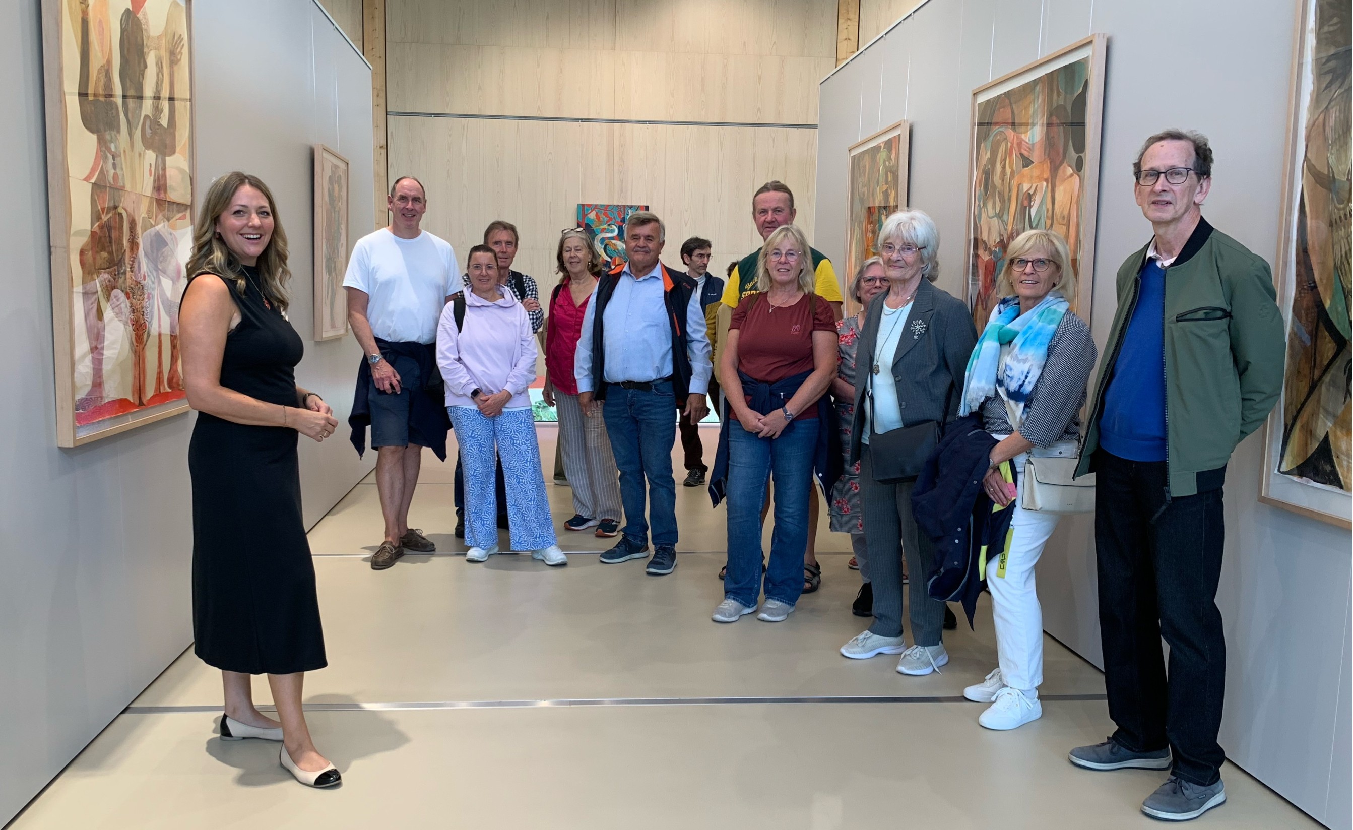 Simone Lachmann (links) führt durch die Ausstellung „Olaf Hajek – The Fortune Teller“.