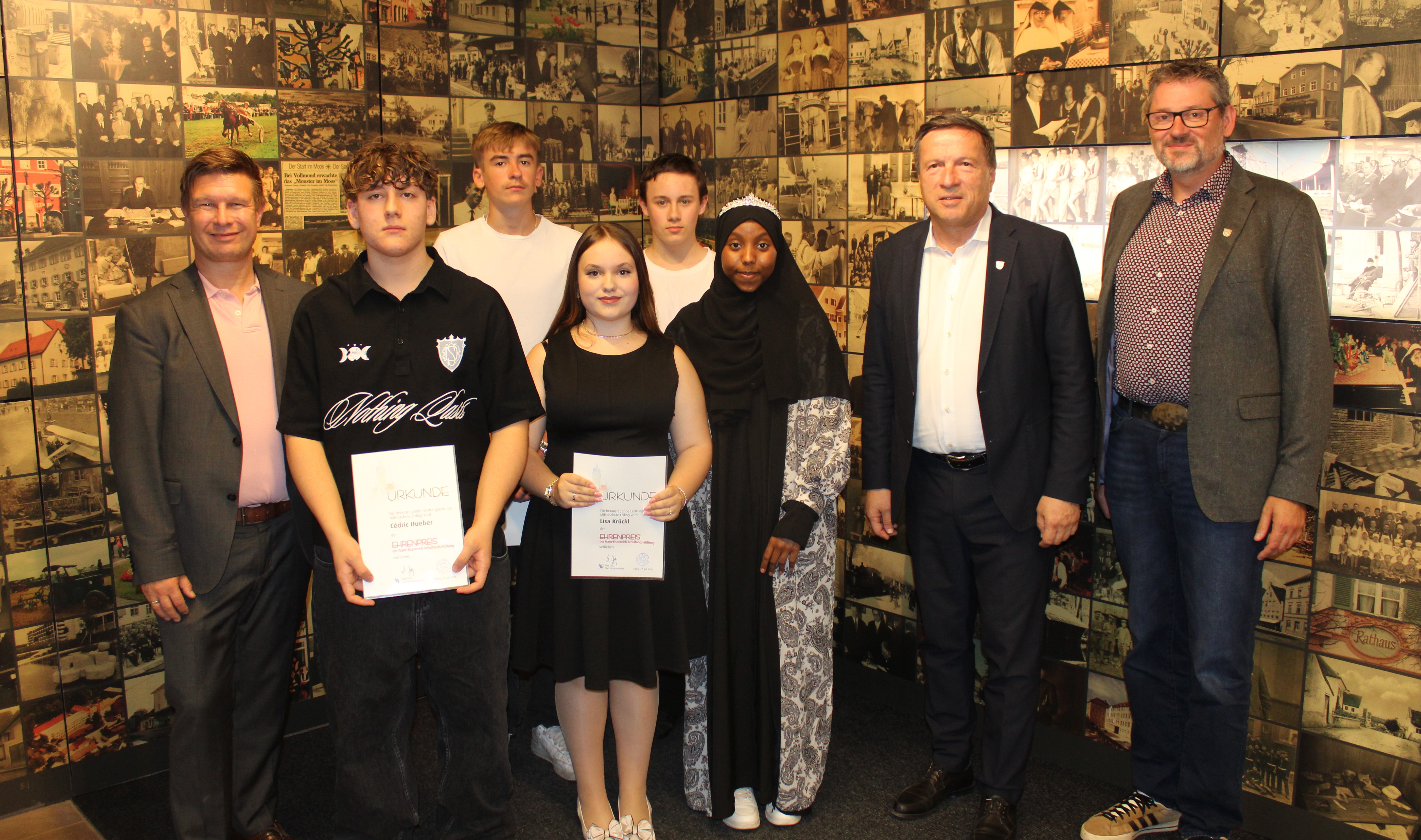 Amtsleiter Bartholomäus Aiglstorfer und Oberbürgermeister Max Gotz (von rechts) sowie Schulreferent Benedikt Hogt (links) zeichneten Cedric Hueber, Maximilian Karl, Lisa Krückl, Berat Hein und Sumeya Abdiquadir Buraale (von links) aus.