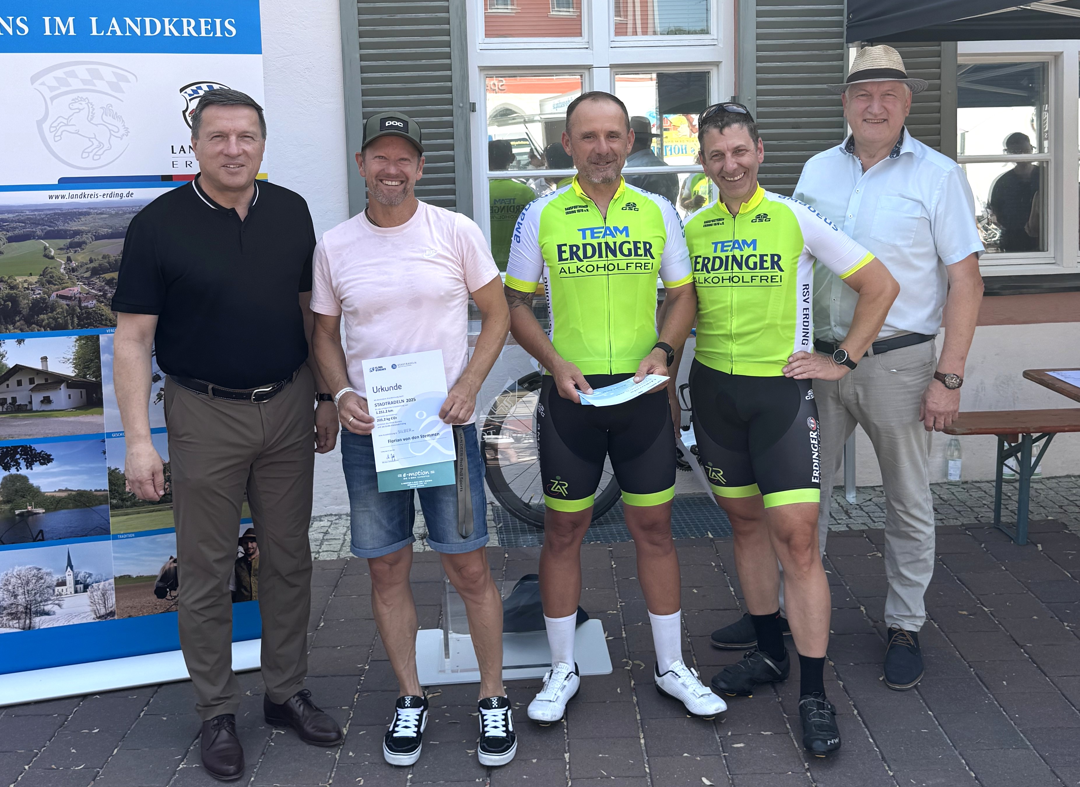 Oberbürgermeister Max Gotz (links) und der stellvertretende Landrat Hans Wiesmaier (rechts) mit den Gewinnern.